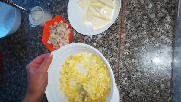 Яйца и лук в миске