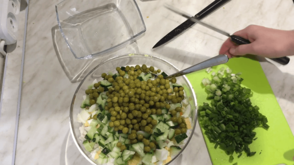 Зелёный горошек в салате и нарезанный лук