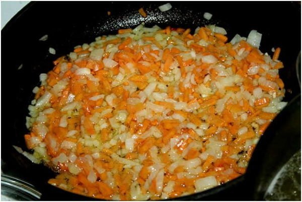 Обжарка лука и моркови в сковороде