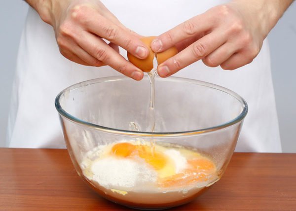 Добавление яиц к муке