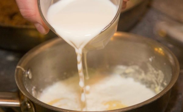 Вливание молока в соус