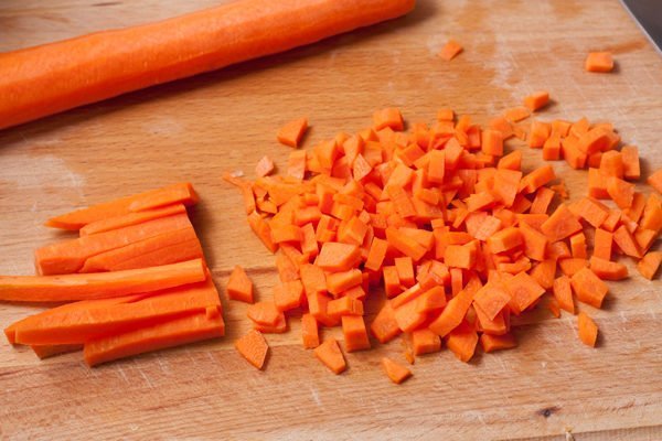 Кубиками нарезанная морковь