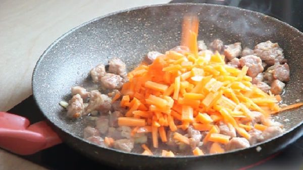 Морковь с мясом в сковороде
