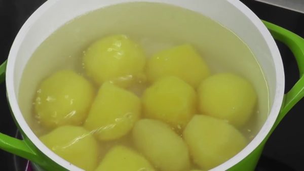 Очищенный картофель в воде