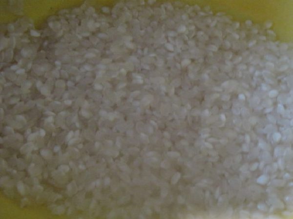 Промытый рис в миске