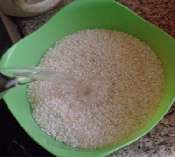 Промывка риса водой и замачивание