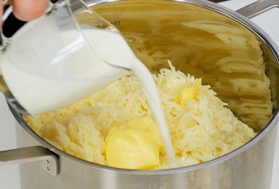 Добавление к картофелю молока и масла