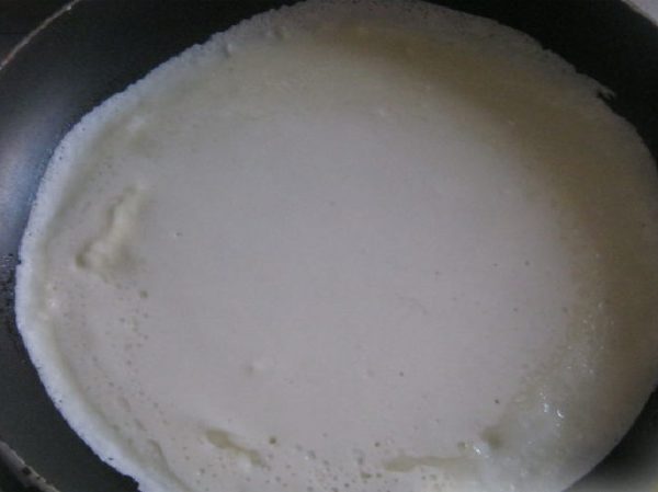 Блинное тесто на сковороде