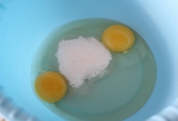 Миска с сахаром и яйцами