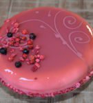 Зеркальная глазурь и ягоды на торте