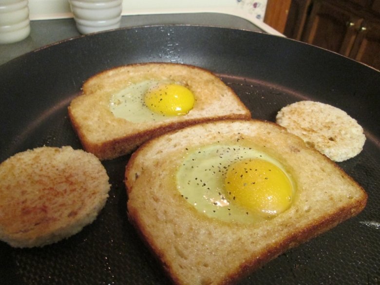Тостовый хлеб с яйцом на сковороде. Яйцо в хлебе. Завтрак с яйцом и хлебом. Яичница с хлебом на сковороде. Яичница в хлебе.