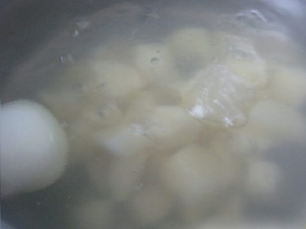 Картофель и луковица в воде