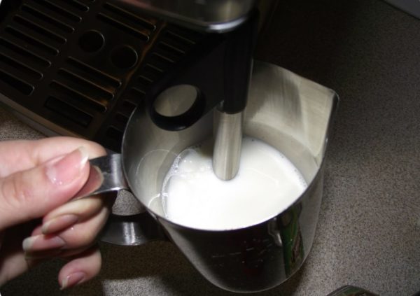 подготовленное молоко в питчере