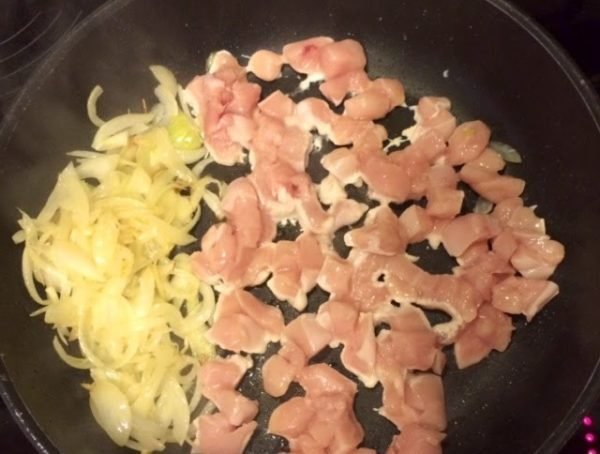 куриное филе и репчатый лук на сковороде