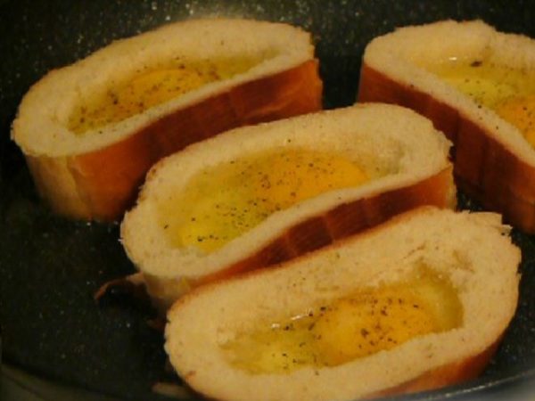 ломтики хлеба с яйцом