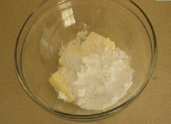 масло и сахар в миске