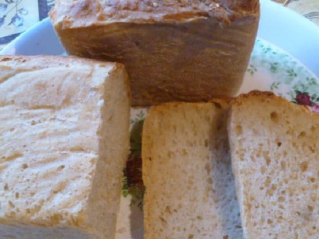 Постный хлеб рецепт в духовке домашних условиях. Постный хлеб. Хлеб бездрожжевой нарезанный. Хлеб на сыворотке без дрожжей. Бездрожжевой хлеб домашний нарезанный.