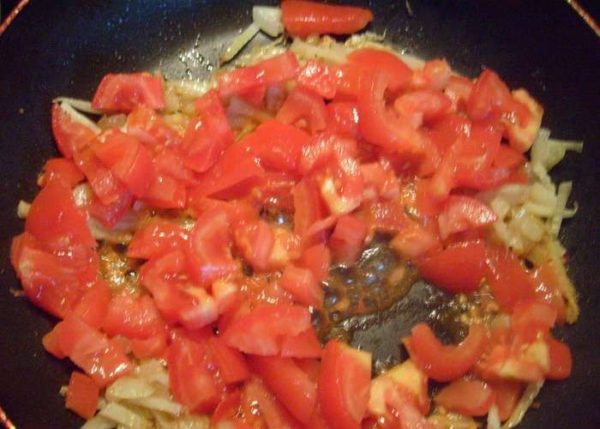 помидоры и лук в сковороде