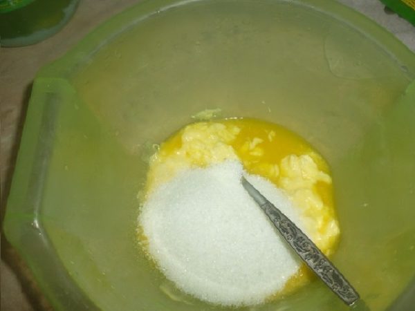Сахар и растопленный маргарин