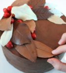шоколадные листья с ягодами на торте