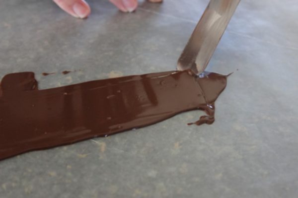 снятие полоски с шоколадом