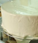 торт с белой глазурью