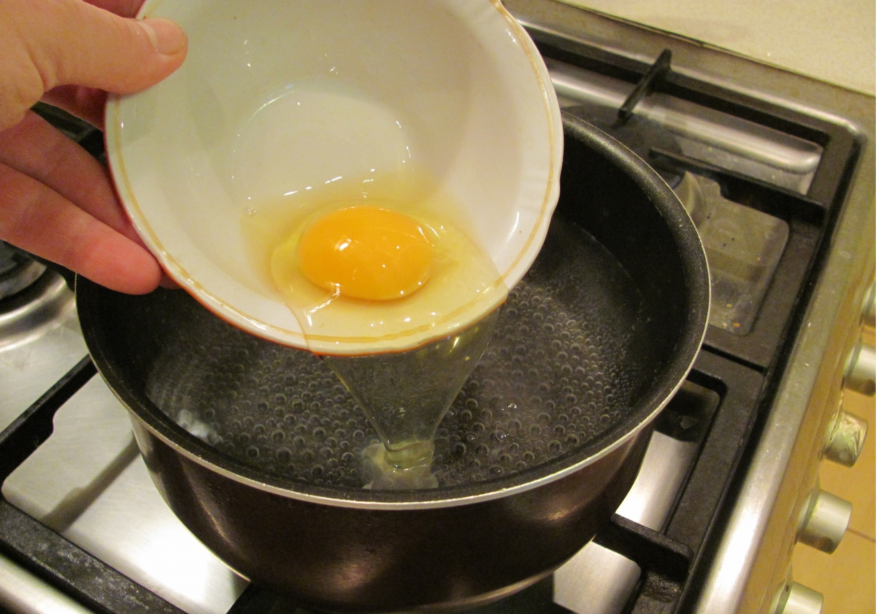 Яйцо пашот в домашних условиях видео. Яйцо пашот воронка. Варка яиц пашот. Яйцо пашот желток. Яйцо пашот приготовление.