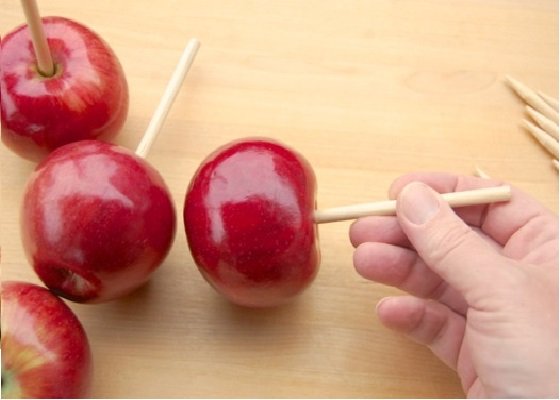 Яблоки на палочке