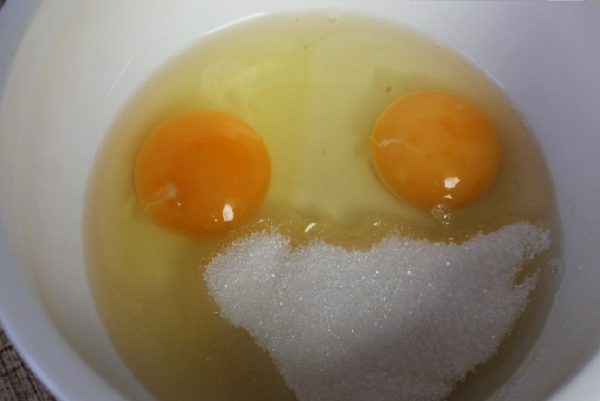 Яйца и сахар в миске