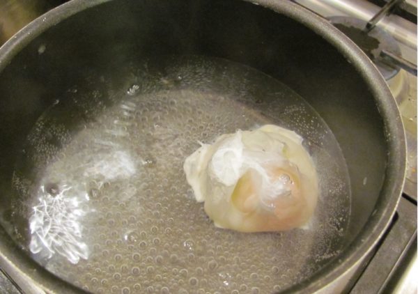 яйцо пашот варится в кастрюле