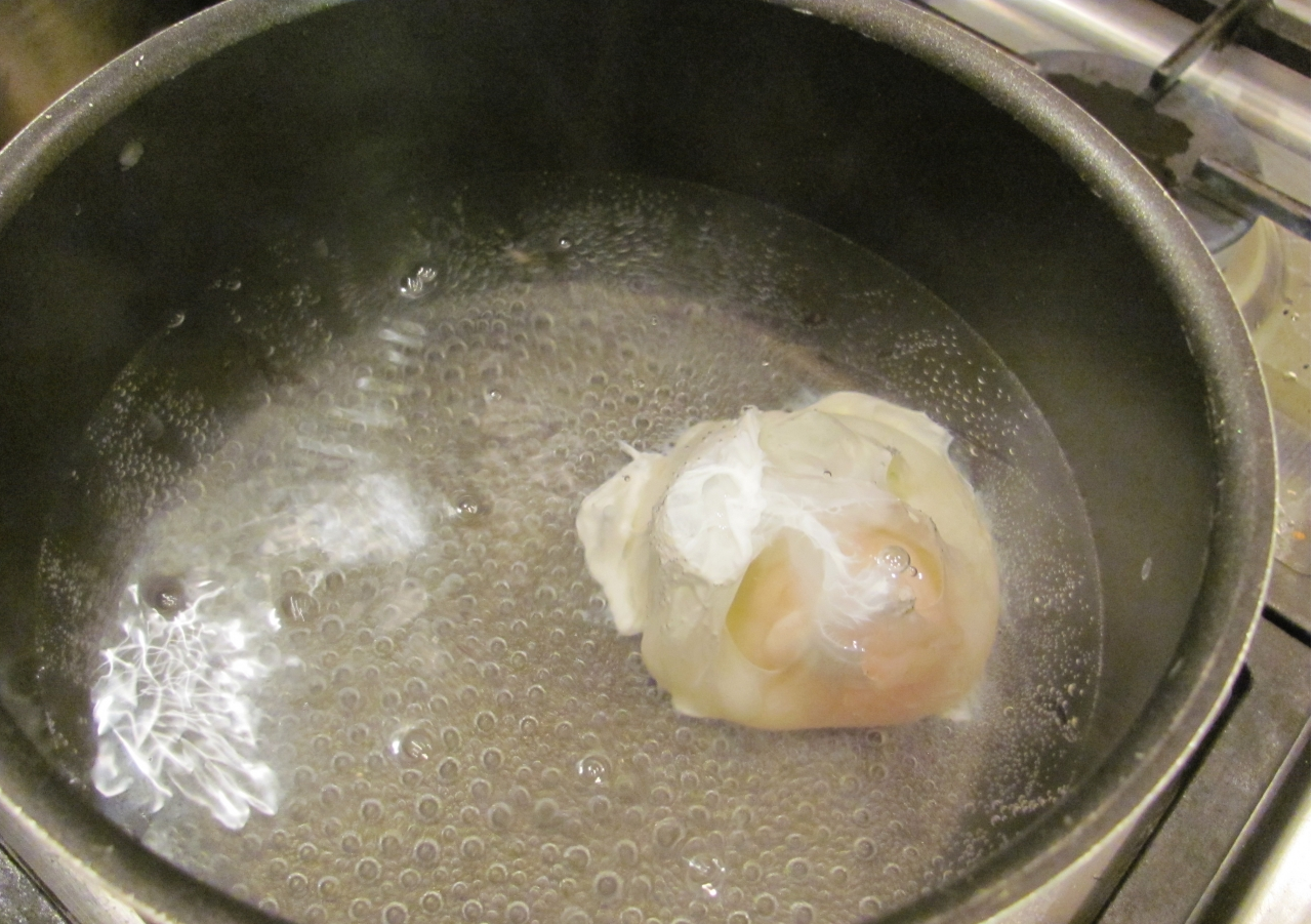 Пашот яйца рецепт в кастрюле. Яйцо пашот в кастрюле. Яйцо пашот в кипящую воду. Яйцо пашот в кастрюле с водой. Яйцо пашот в уксусе.