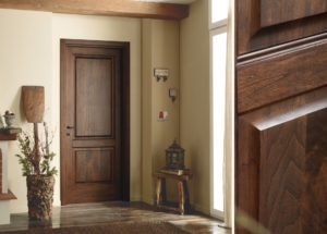 Деревянная дверь в комнате