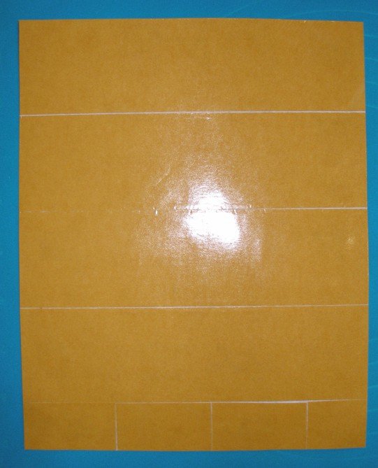 Лист картона оклейте полосками двустороннего соктча