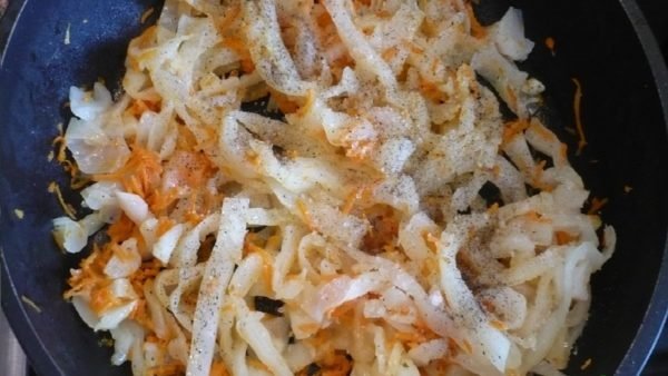 лук, морковь и капуста на сковороде