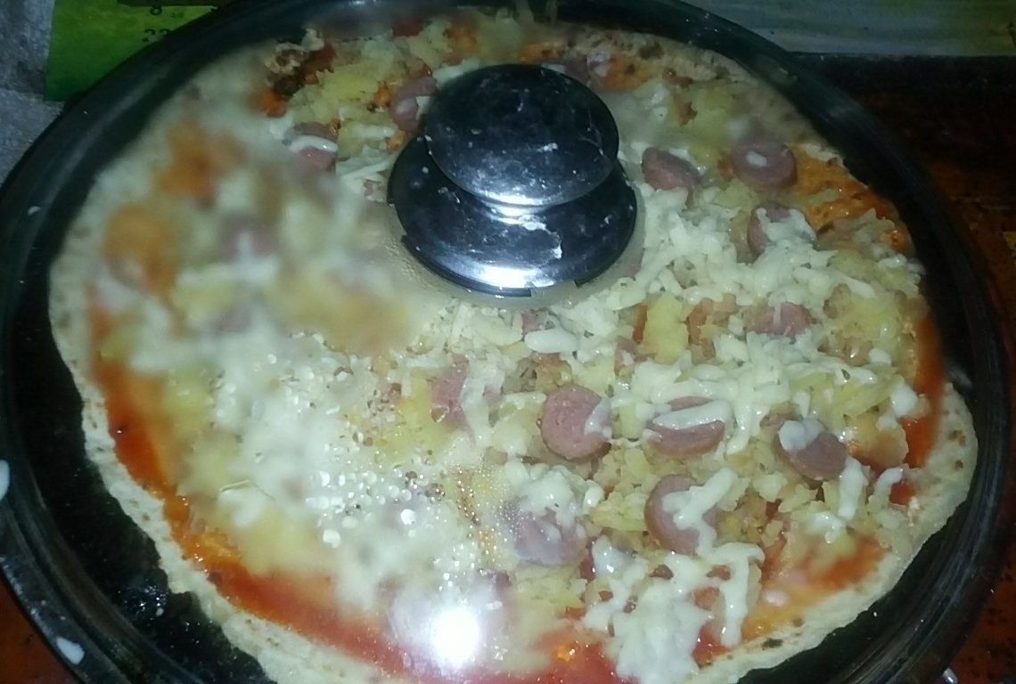 Быстрая пицца на сковороде на майонезе и сметане рецепт с фото пошагово