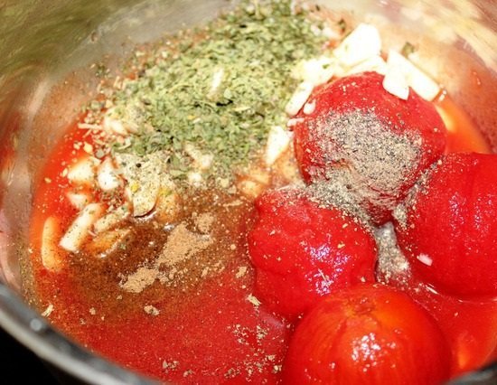 томаты и приправы в кастрюле