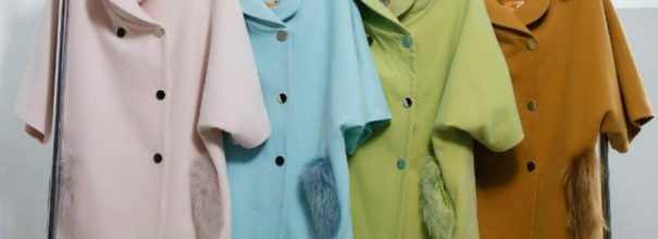 Четыре одинаковых пальто розового, голубого, оливкового и горчичного цветов