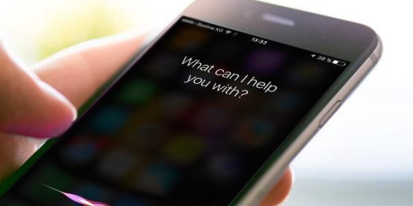 Фраза Siri «Чем я могу вам помочь» на телефоне