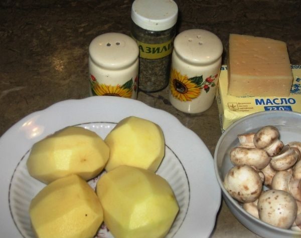 Картофель, грибы, сыр и приправы