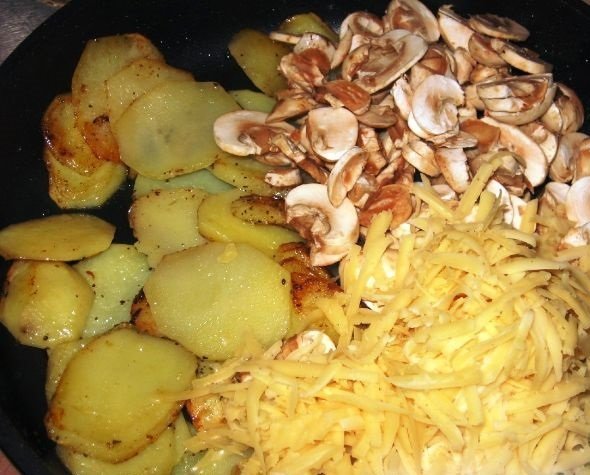 Картофель, перемешанный с сыром и грибами