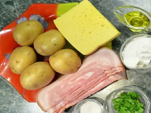 Картофель, сыр, бекон, сметана, зелень