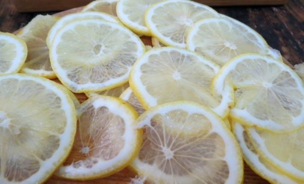 Кружки свежего лимона