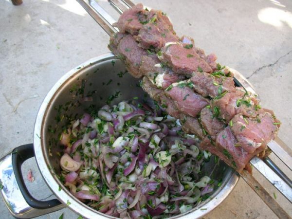 Маринованное мясо на шампурах
