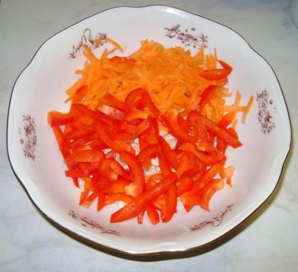 Нашинкованные перец и морковь