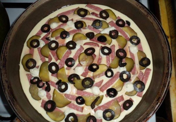 Пицца на сковороде с маслинами, огурцом и колбасой