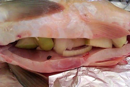 Рыба, фаршированная яблоком и луком