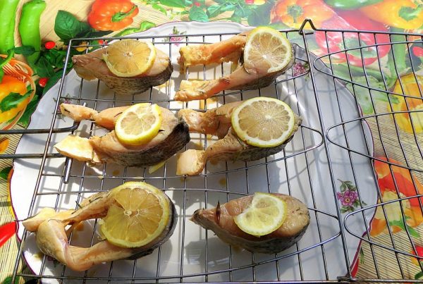Рыбные стейки и нарезанный лимон