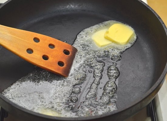 Сливочное масло в горячей сковороде