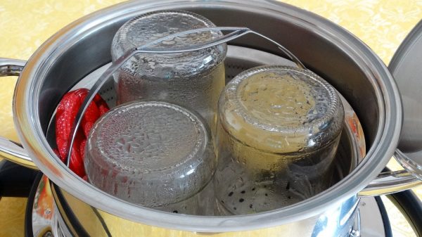 Стерилизация банок для закуски из баклажанов