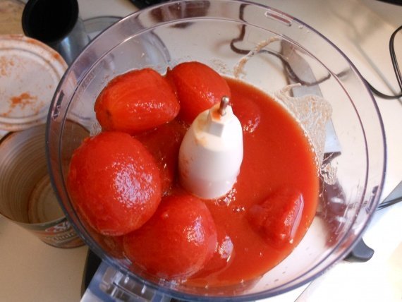 Измельчение томатов в блендере